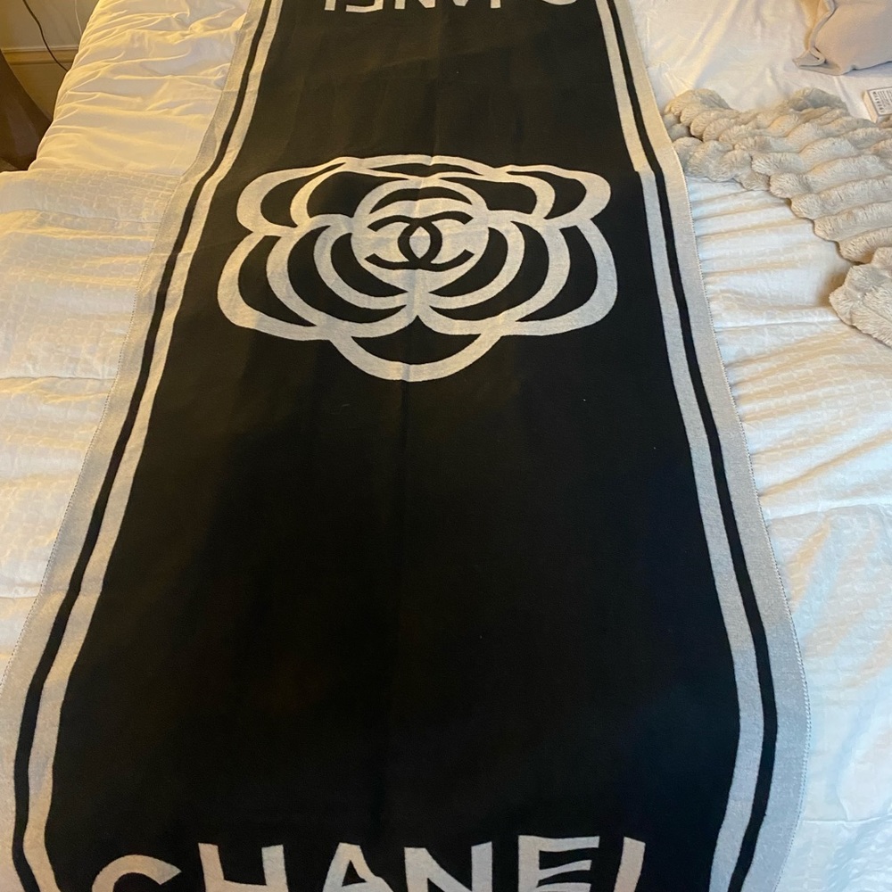 CHANEL CC REVERSIBLE LARGE SCARF WRAP SHAWL SOFT